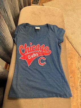 5th & Ocean Blue V-Neck Chicago Cubs Tee with Red Graphic